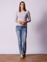 Buzo tejido en hilado fino color blanco, marca Vila Milano. Manga ¾ con pliegue en hombro.