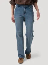 Pantalón de jean tiro alto y pierna recta, confeccionado en denim azul. Presenta diseño clásico estilo carpintero con trabilla lateral para herramientas y bolsillos diagonales.
