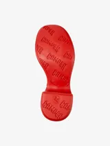 Sandalias rojas de cuero vacuno con dos tiras finas en el empeine, pulsera con hebilla al tobillo y tacón cuadrado.