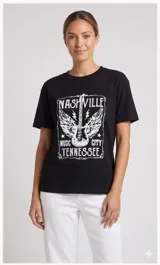 Remera de algodón color negro con estampa frontal en blanco que presenta una guitarra con alas, rayos y el texto Nashville Music City Tennessee.