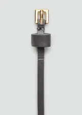 Cinturón fino de diseño minimalista, confeccionado en piel bovina con hebilla metálica de zinc.