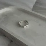 Anillo abierto de plata con textura irregular.