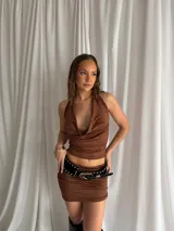 Top negro de creppe con cuello halter y escote pronunciado drapeado.