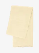 Bufanda fina de tejido ligero y suave, color beige claro, con bordes deshilachados.