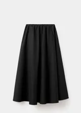 Falda larga evasé de tiro medio, color negro, confeccionada en mezcla de algodón y poliamida, con cintura elástica y bolsillos laterales.