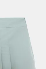 Bermuda de tiro medio con diseño de pinzas en el frente y cierre lateral oculto.