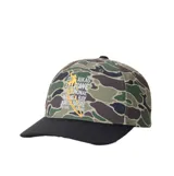 Gorra Rip Curl con diseño de camuflaje verde, marrón y negro en la corona, visera curva negra y bordado frontal con texto y silueta de surfista en tono amarillo y blanco.