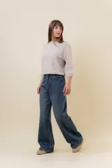 Jean wide leg de tiro alto con costura frontal decorativa, bolsillos delanteros con remaches y bolsillos traseros amplios. Presenta un interior afelpado para mayor abrigo.