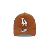 Gorra New Era 9Forty de Los Angeles Dodgers, color marrón con logo de los Dodgers bordado en blanco en el frente y paneles laterales de malla.