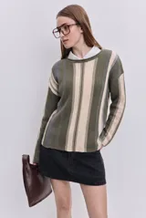 Sweater tejido de punto de calce relajado, con escote redondo y mangas largas. Diseño a rayas verticales que combina tonos verde militar, beige y gris.