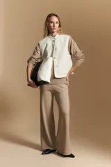 Pantalón de punto de corte ancho y fluido, con cintura elástica y diseño de silueta relajada.