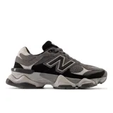 Championes New Balance modelo 9060 U9060ERA, diseño de estilo futurista con combinación de tonos negro y gris, confeccionados con malla transpirable y superposiciones de gamuza, entresuela esculpida de doble densidad y el característico logotipo "N" en los laterales.