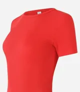 Blusa básica de manga corta, cuello redondo y textura sutil, confeccionada en viscosa con elastano. El bajo de la prenda es ondulado.