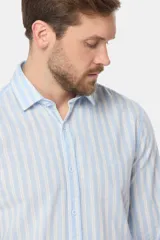 Camisa de lino de manga larga con diseño de rayas verticales en tonos verde y blanco, cuello camisero, cierre frontal de botones y bordado sutil en el pecho.
