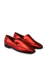 Mocasines de cuero color cobre con acabado metálico y punta cuadrada.