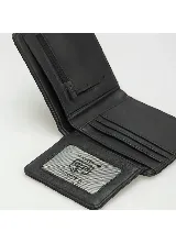Billetera plegable de cuero color negro, con costuras pespunteadas a tono y detalle de placa metálica cuadrada con logo grabado en la esquina inferior derecha.