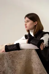 Mitones negros de cuero napalan con puños de piel sintética.