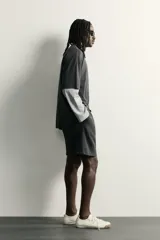 Camiseta de algodón con cuello redondo y mangas cortas, de corte relaxed fit y efecto lavado gris.
