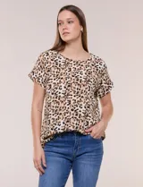 Blusa de silueta holgada y recta, confeccionada en crepe de poliéster con estampado animal print. Presenta escote redondo clásico, mangas cortas de hombro caído con puño doblado y ruedo ligeramente curvo.