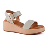 Sandalias con plataforma color bronce, con dos tiras anchas en el empeine y tobillo, hebilla dorada y plataforma color beige.