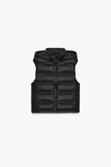 Chaleco acolchado de color negro con cuello subido, capucha ajustable y cierre frontal con cremallera termosellada. Presenta un diseño con paneles laterales en tejido liso y bolsillos laterales.