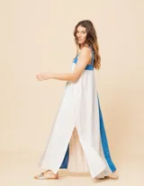 Vestido largo de lino color blanco, gris y amarillo, con breteles anchos, escote recto, elástico en la espalda y tajos laterales.