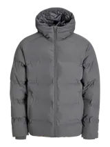 Campera puffer de color gris oscuro, con capucha integrada, cierre frontal completo y diseño acolchado horizontal. Cuenta con bolsillos laterales y acabado resistente al agua.