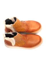 Botín de cuero color marrón con textura tipo piel de cocodrilo en la caña y cuero liso en el resto del botín. Tiene cierre lateral y suela de goma color beige.