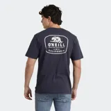 Remera de algodón color azul marino, con cuello redondo, mangas cortas y logo de la marca estampado en el pecho.