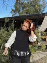 Chaleco tejido a mano color beige con cuello alto y flecos en el ruedo. Hecho por encargo en lana.