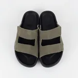 Sandalia tipo 'slide' de dos tiras ajustables con velcro, color verde oliva, sobre una plataforma gruesa de goma negra con relieve.