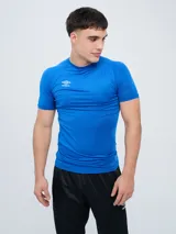Remera térmica deportiva de manga corta de la marca Umbro, en color rojo, con cuello redondo y ajuste ceñido al cuerpo.