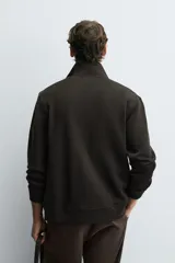 Chaqueta regular fit de tejido técnico interlock de algodón elástico, color azul marino. Presenta cuello subido, manga larga, bolsillos de vivo en la cadera, acabados en rib y cierre frontal con cremallera.