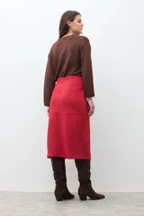 Falda midi roja de simil gamuza, con corte recto y tajo frontal.