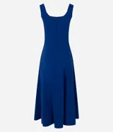 Vestido midi evasé color azul, sin mangas, con escote cuadrado, breteles medianos y recortes verticales. Fabricado por la marca Cortelle en mezcla de viscosa, poliamida y elastano con forro de poliéster.