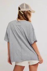 Remera de algodón celeste, de corte oversize con escote en V amplio y mangas cortas caídas.