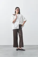 Camisa de manga larga en color celeste, con cuello mao y cierre frontal oculto. Presenta un diseño de silueta relajada con sisa caída y un bolsillo aplicado en el pecho.