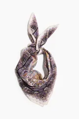 Pañuelo cuadrado grande con diseño estampado tipo paisley en tonos lila, amarillo, celeste y violeta, con bordes decorados.
