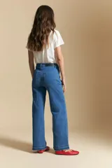 Pantalón de denim azul oscuro, de corte recto y tiro alto, con bolsillos delanteros aplicados y detalle de costura visible.