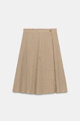 Falda midi de tiro alto con estampado de cuadros, diseño cruzado y detalle de botón en la cintura.