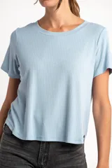 Remera de cuello redondo y manga corta, confeccionada en tejido de viscosa acanalado con un calce suave y liviano.