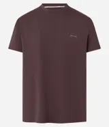 Remera deportiva de cuello redondo y manga corta, confeccionada con tecnología Dry para mayor transpirabilidad. Presenta un diseño minimalista con un pequeño estampado de lettering en el pecho.