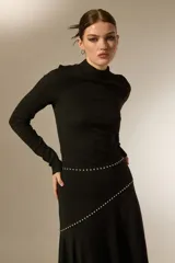 Polera de cuello alto y manga larga, confeccionada en tejido con textura arrugada y ajuste al cuerpo.