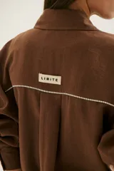 Sobrecamisa azul de lino con cuello camisero, manga larga y cierre frontal con botones.