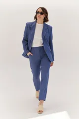 Pantalón de vestir azul con corte recto, cintura alta, cierre de cremallera y botón.