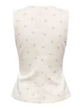 Chaleco de gabardina color crudo con estampado floral sutil, sin mangas, con cuello redondo y cierre frontal de botones metálicos.
