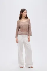 Sweater de algodón color beige, tejido calado, holgado, con escote en V y mangas 3/4.