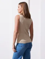 Musculosa negra acanalada con cuello redondo y sin mangas.