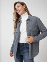 Sobrecamisa de tela texturada tipo waffle, color gris, con cuello camisero, cierre frontal con botones y bolsillos frontales con solapa.