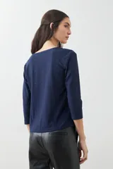 Remera azul marino de corte clásico con escote en V y mangas 3/4. Detalle de broderie calada en el frente.